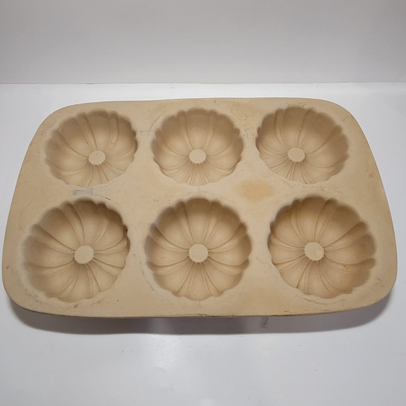 Pampered Chef Other - Pampered Chef Family Heritage Classics Stoneware 6 Mini Fluted Bundt Pan 060305